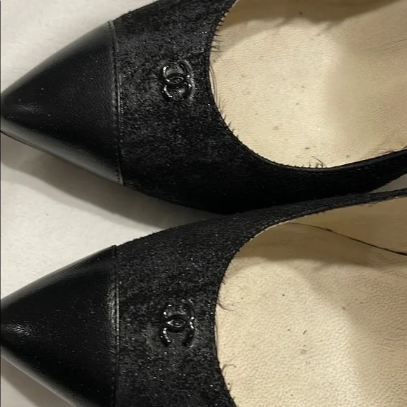 CHANEL Black suede pumps with leather toe size 7.5 - Picture 2 of 6